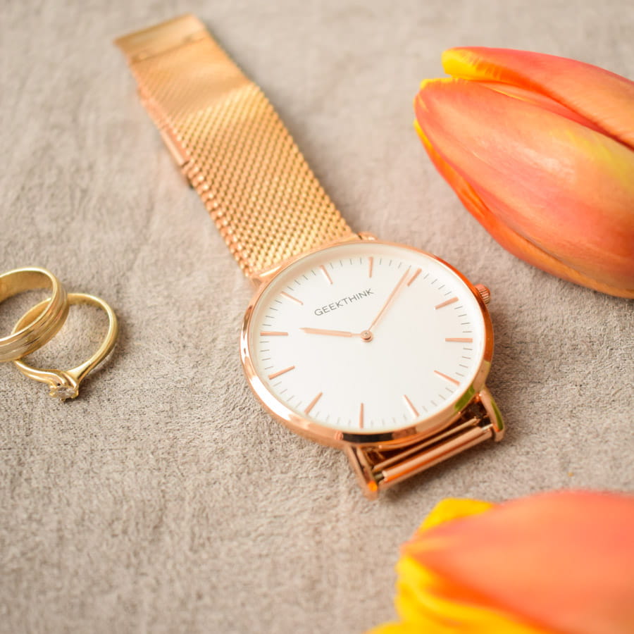 zeagrek-geek-think-z-bransoleta-mesh-z-rozowego-zlota-lezy-obok-tulipanow